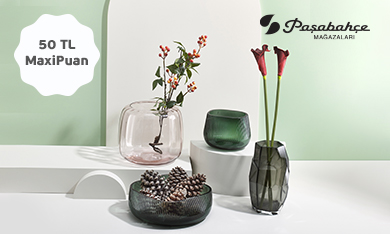 Cam vazolar, cam vazolar içinde çiçeklerle birlikte dekorasyon gorseli ve 50 TL MaxiPuan ibaresi.