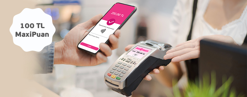 Elinde telefon, pos cihazı tutan iki farklı kişi ve 100 TL MaxiPuan kampanyası ibaresi.