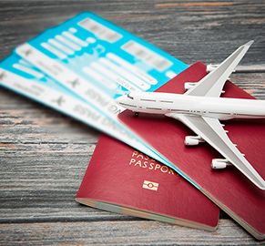 Uçak bileti, pasaport ve maket uçak görseli