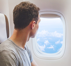 Uçak penceresinden bakan adam